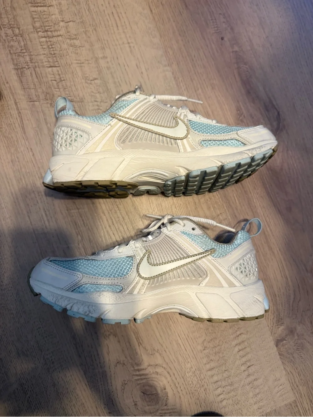 Nike Kids Sneakers in Cream and Light Blue